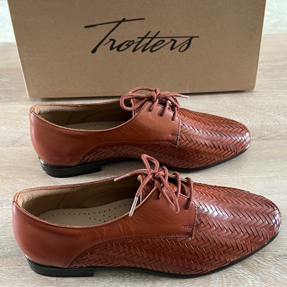 Trotters, Lizzie Derby, Flat Oxford Shoes - Picture 4 of 15